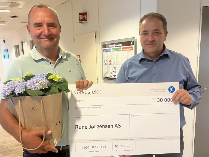 OVERLEVERING: Nestleder i forbundsstyret, Anders Krog, fikk levert If og NLFs trafikksikkerhetspris til Rune Jørgensen i Våler på onsdag.