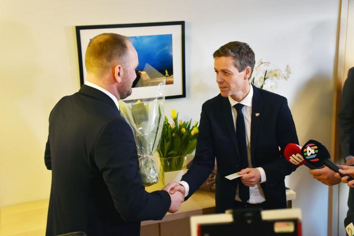 Her overrekker Jon Georg Dale nøkkelkortet til samferdselsministerens kontor. Foto: Stein Inge Stølen