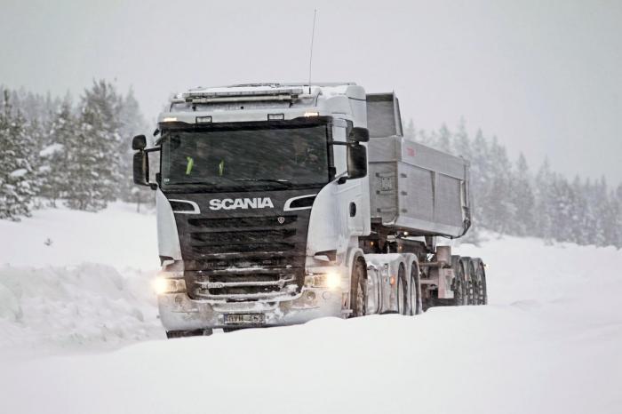 Det er ikke alltid like lett å kjøre lastebil på vintervei, og vintervedlikehold er et viktig område for medlemmene av NLF. Foto: Henrik Thorstensen / Scania Norge