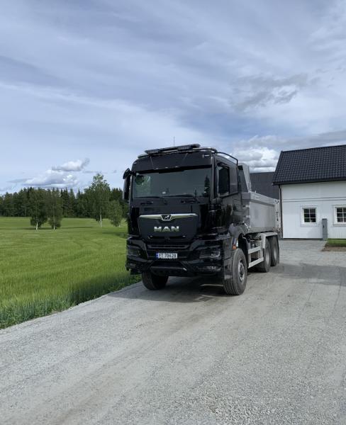 FORNØYD: I sommer hentet Per Tønseth sin splitter nye lastebil.