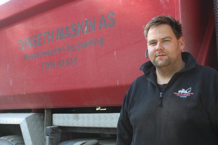 Driftig: Per Tønseth er oppvokst på en gård i Løten. Der lærte han tidlig å kjøre traktor. Siden den gang har han tatt lastebilsertifikat og driver eget firma med flere ansatte.